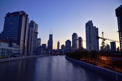 傍晚漫步蘇州河，穿越上海的時(shí)光之廊